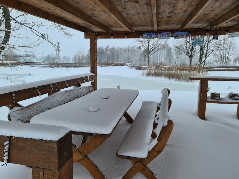 Žieminis poilsis Jiesios sodyboje – apsnigta pavėsinė ir užšalęs tvenkinys Kauno rajone